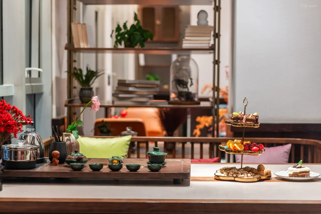 Chongqing Jiefangbei Hongya Cave Houju High-altitude River-view Hotel