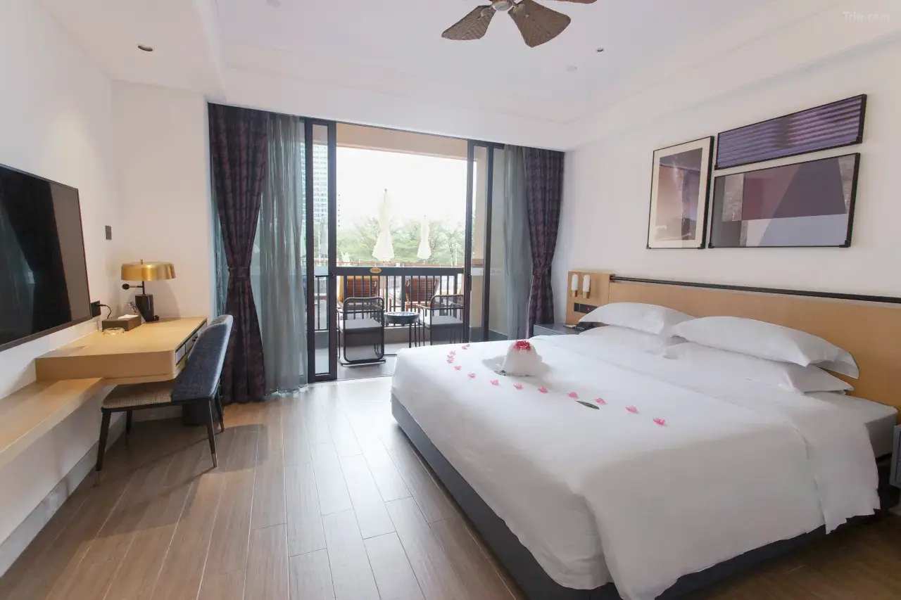 Golden Phoenix Sea View Hotel